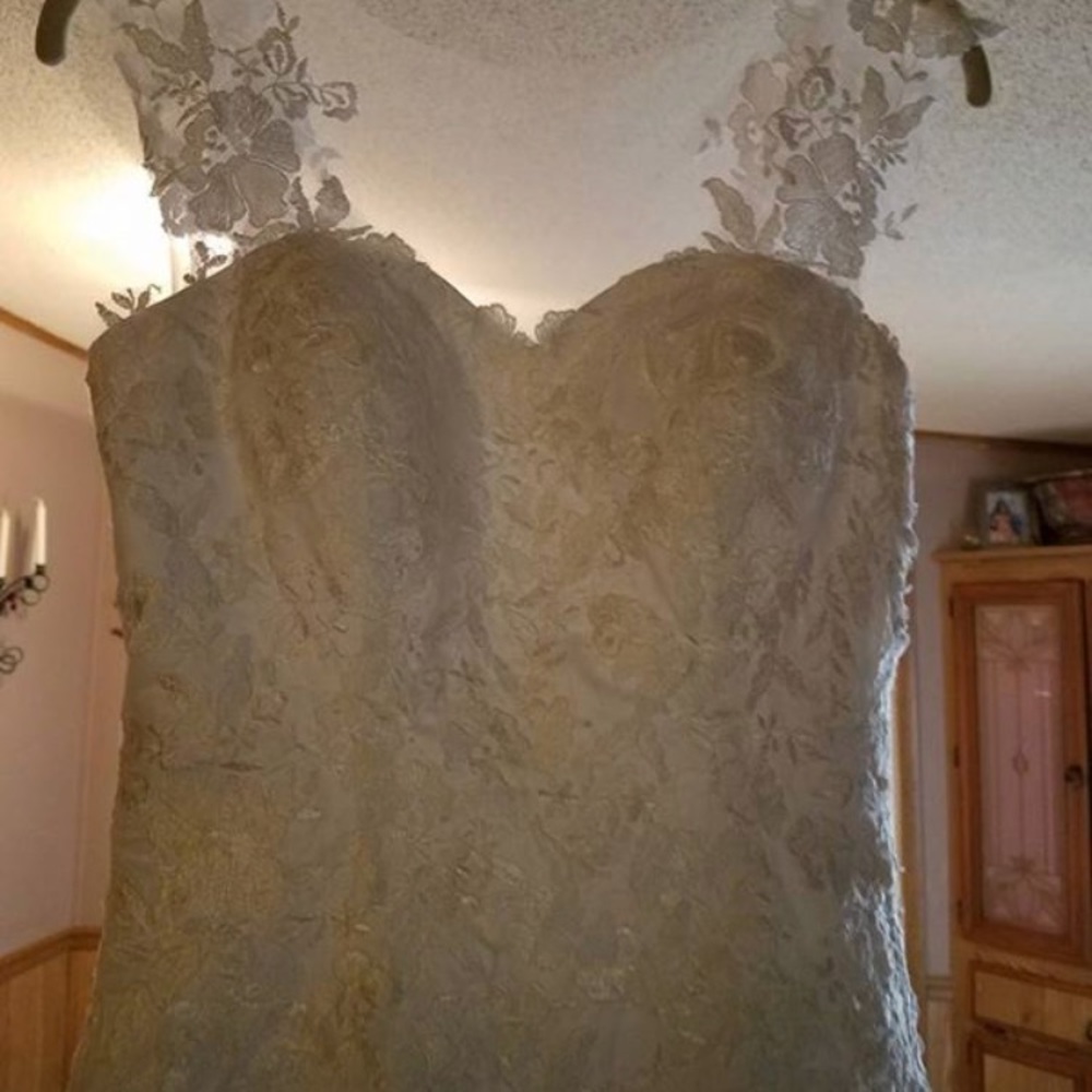 Wedding dress - Picture 3 of 6